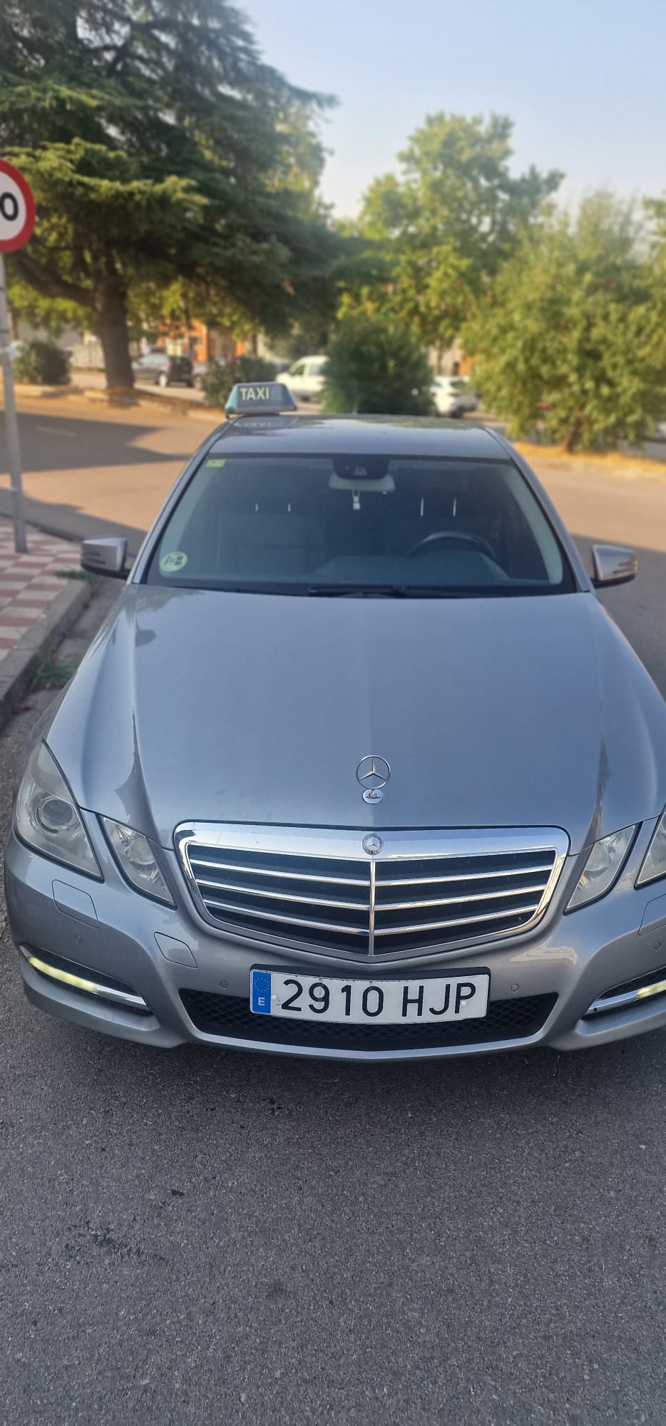Taxi Rapid 24, Mercedes E220 con señal TAXI, en Esparreguera
